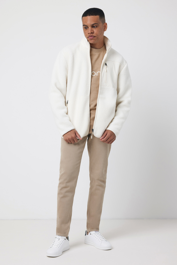 Homme portant veste polaire blanche et sneakers blanches