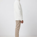 Homme en veste polaire blanche de profil