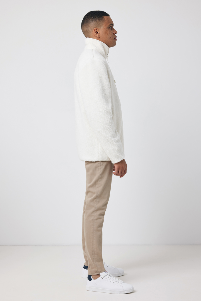 Homme en veste polaire blanche de profil