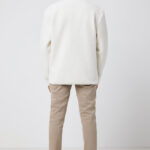 Homme de dos portant veste polaire beige