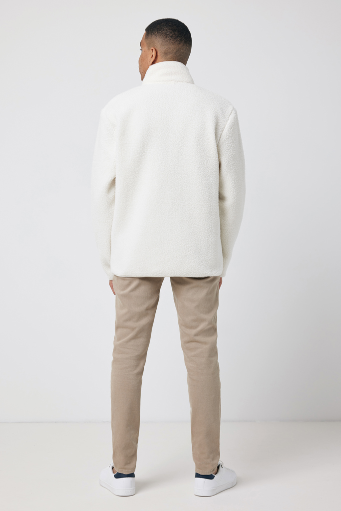Homme de dos portant veste polaire beige
