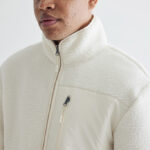 Homme portant veste polaire beige zippée