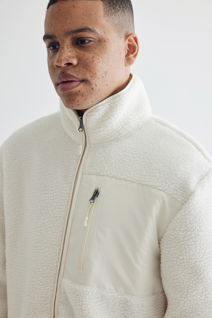 Homme portant veste polaire beige zippée