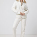 Femme portant veste polaire beige et bottines blanches