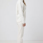 Femme de profil en tenue blanche minimaliste