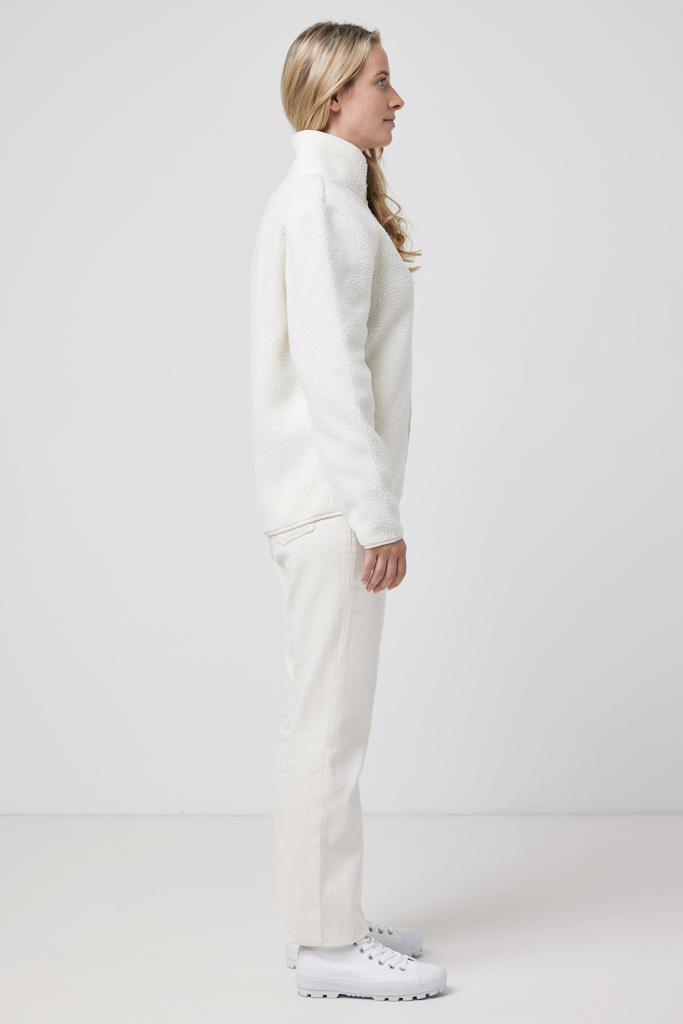 Femme de profil en tenue blanche minimaliste