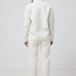 Femme de dos en veste polaire blanche