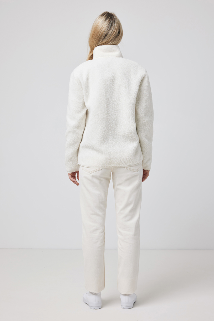 Femme de dos en veste polaire blanche