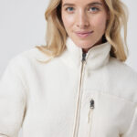 Femme portant une veste polaire crème zippée