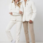 Couple portant vestes polaires crème assorties
