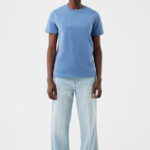Femme en t-shirt bleu et jean clair