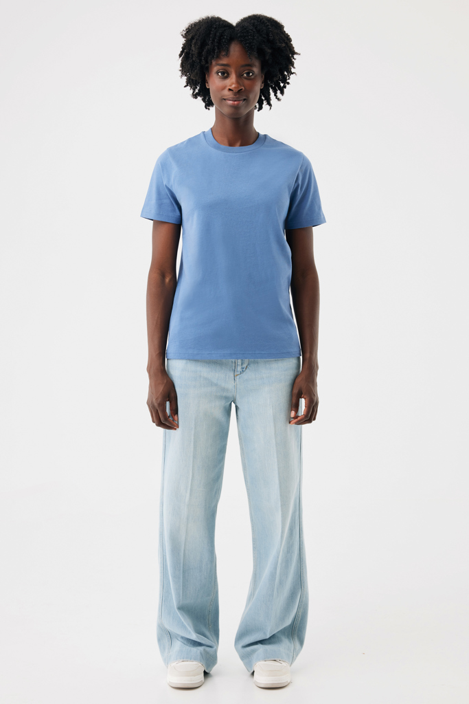 Femme en t-shirt bleu et jean clair
