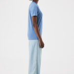 Femme de profil en t-shirt bleu