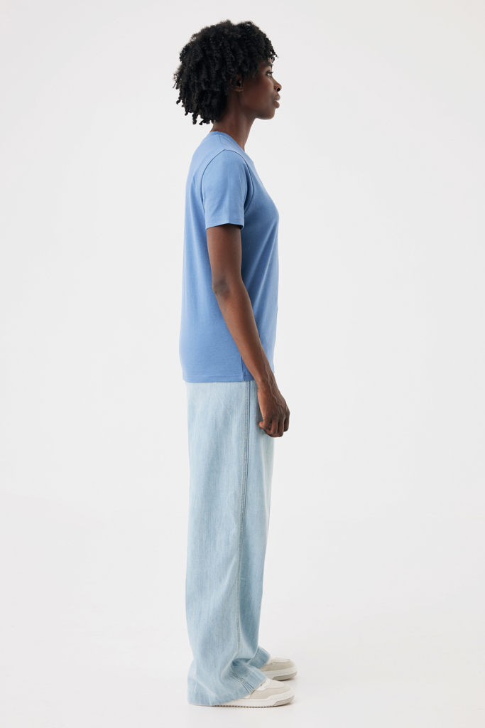 Femme de profil en t-shirt bleu