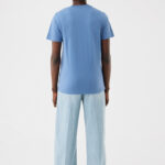 Vue arrière femme en t-shirt bleu