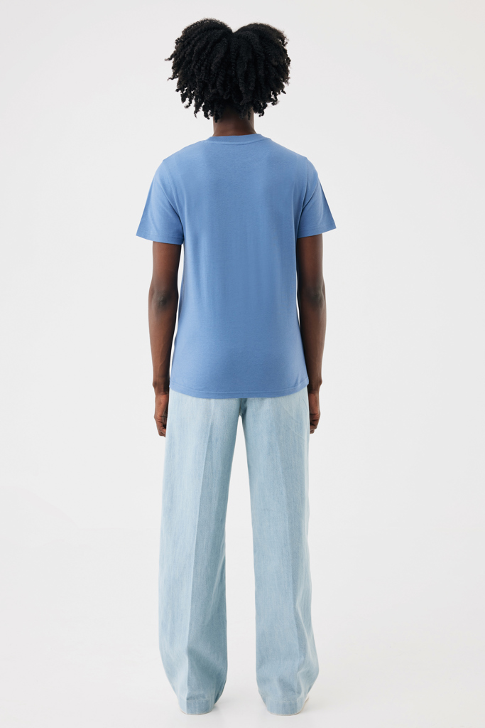 Vue arrière femme en t-shirt bleu