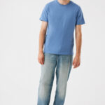 Homme en t-shirt bleu et jean clair