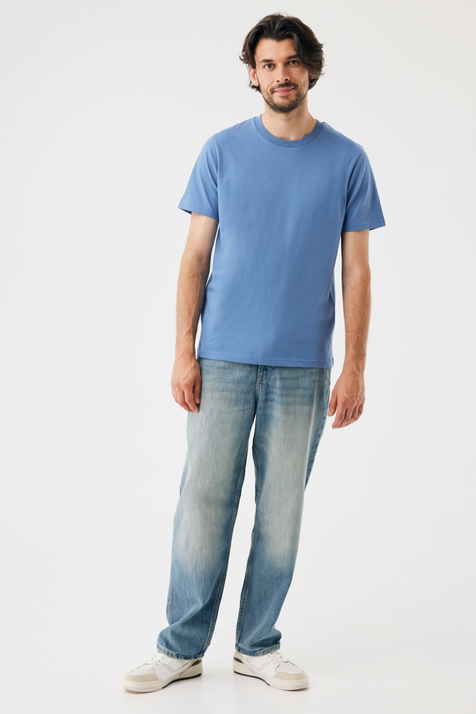 Homme en t-shirt bleu et jean clair