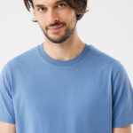 Homme aux cheveux bruns portant t-shirt bleu