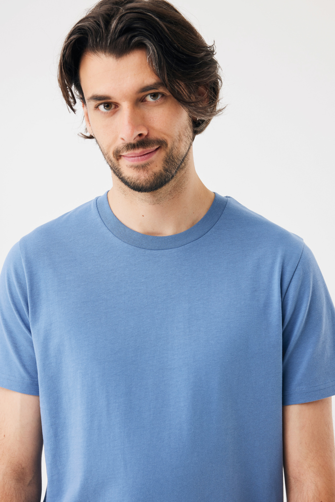 Homme aux cheveux bruns portant t-shirt bleu