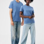 Deux modèles en t-shirts bleus et jeans