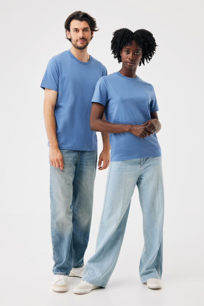 Deux modèles en t-shirts bleus et jeans