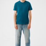 Homme en t-shirt bleu et jean clair