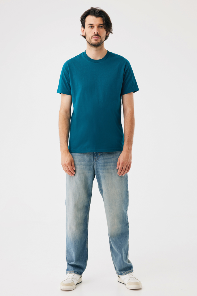 Homme en t-shirt bleu et jean clair