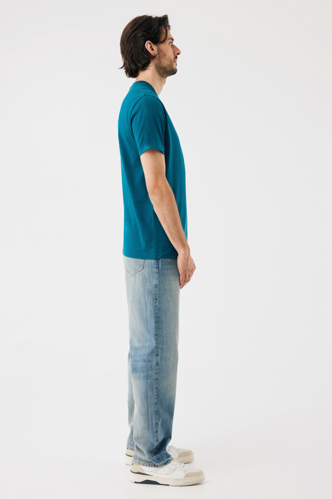 Homme debout de profil en t-shirt bleu