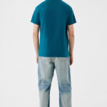Homme de dos en t-shirt bleu pétrole