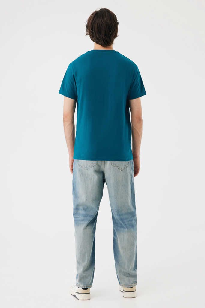 Homme de dos en t-shirt bleu pétrole