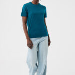 Femme portant t-shirt vert et jean large
