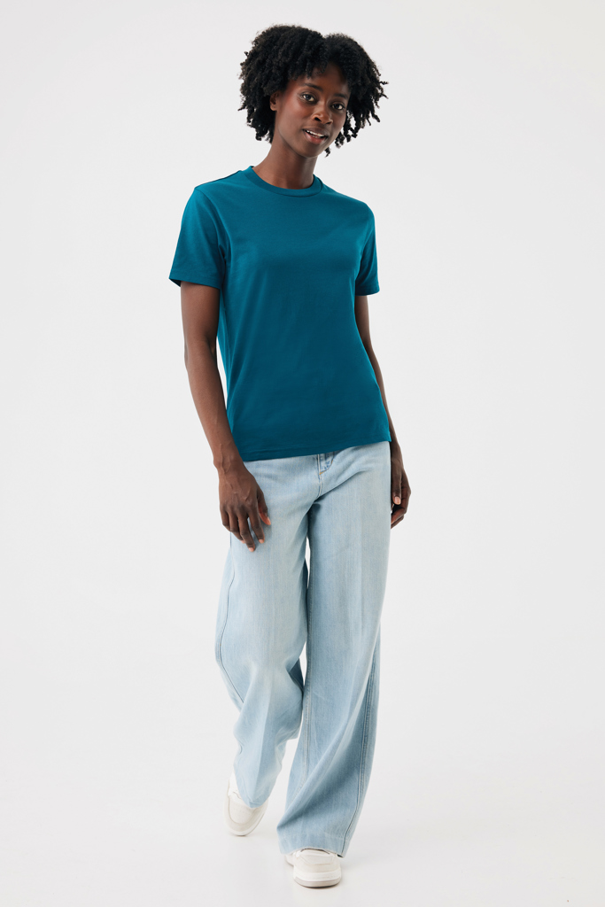 Femme portant t-shirt vert et jean large