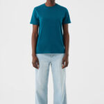 Femme portant t-shirt bleu et jean clair
