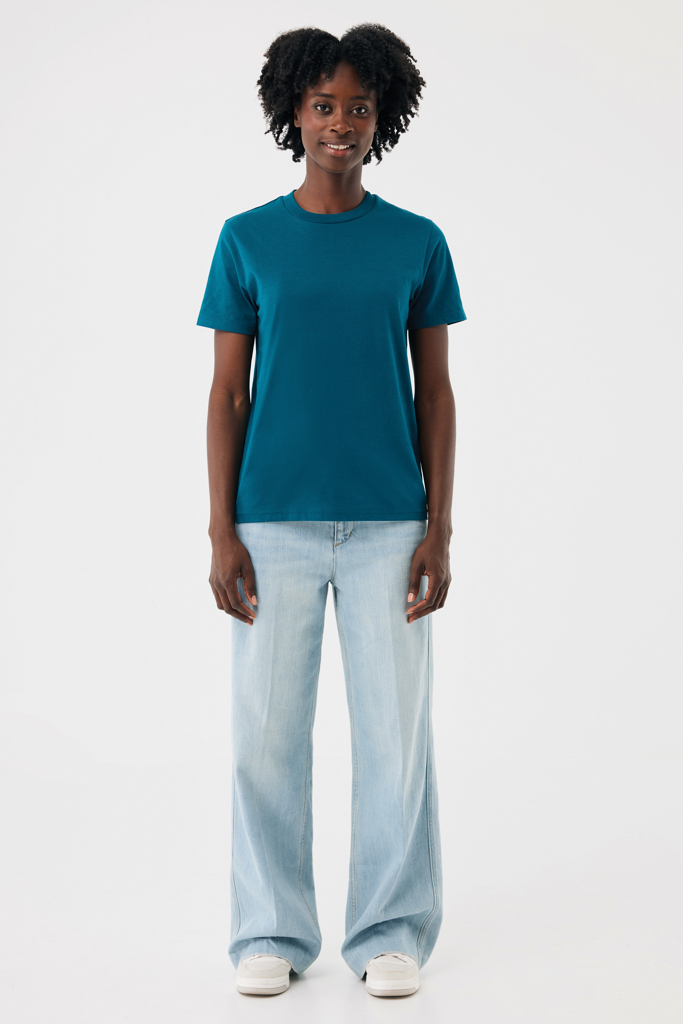Femme portant t-shirt bleu et jean clair