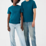 Deux modèles en t-shirts bleu pétrole et jeans