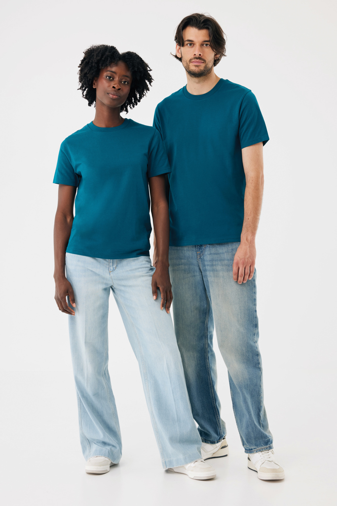 Deux modèles en t-shirts bleu pétrole et jeans