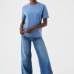 Femme en t-shirt bleu et jean large