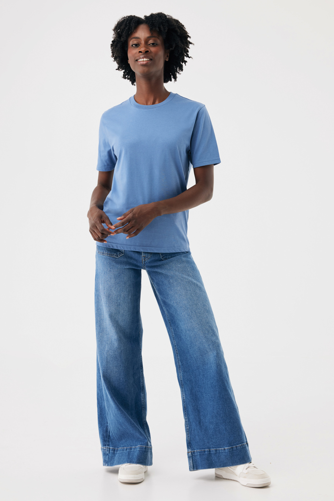 Femme en t-shirt bleu et jean large