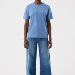 Femme en t-shirt bleu et jean large