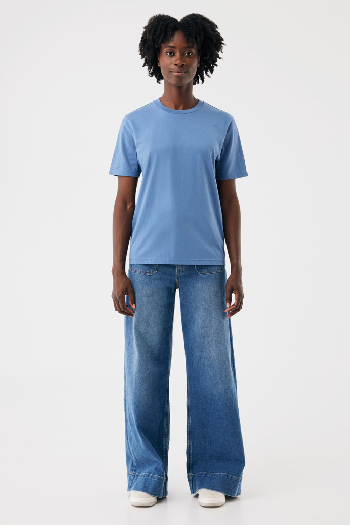 Femme en t-shirt bleu et jean large