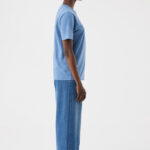 Femme de profil en t-shirt bleu et jean