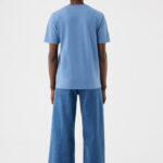 Personne de dos en t-shirt bleu clair
