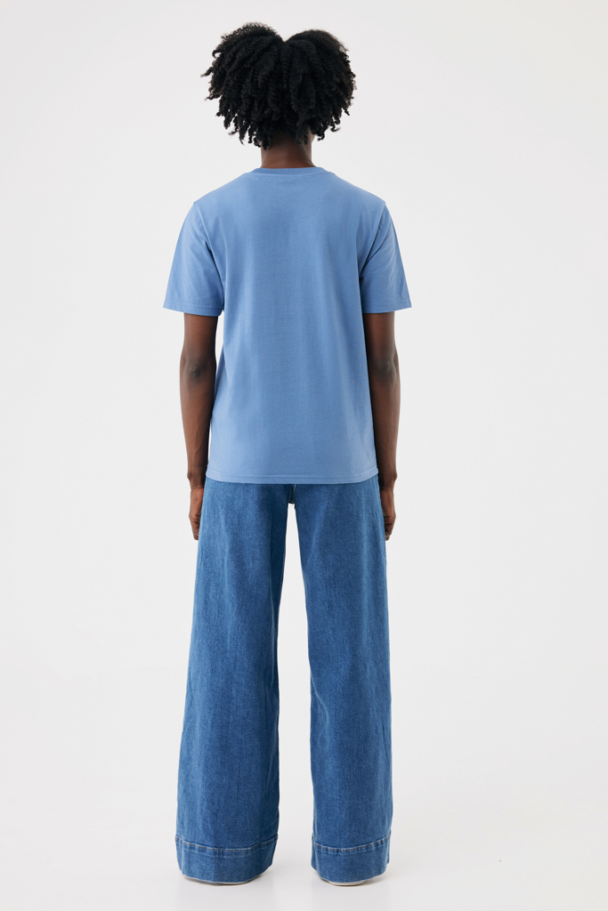 Personne de dos en t-shirt bleu clair