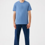 Homme portant t-shirt bleu et jean