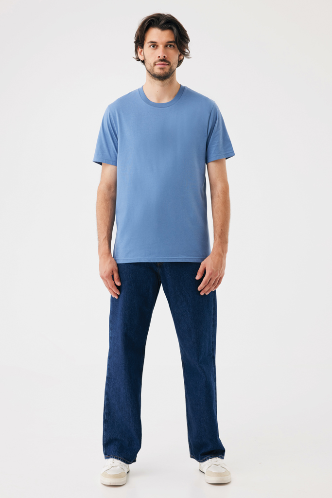Homme portant t-shirt bleu et jean