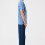 Homme debout de profil en t-shirt bleu