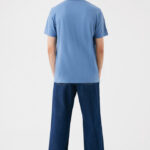 Homme de dos en t-shirt bleu clair