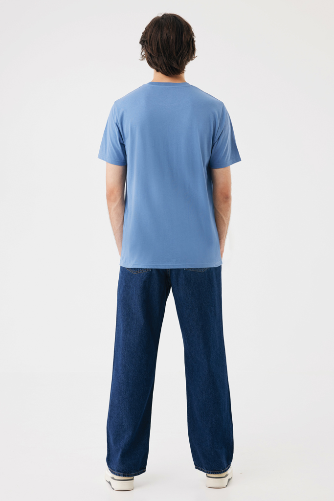 Homme de dos en t-shirt bleu clair