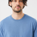 Portrait d’homme en t-shirt bleu uni